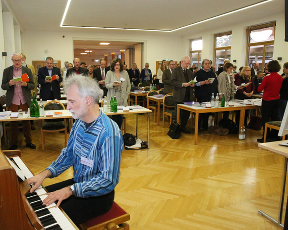 Der Synodale Kreiskantor Gebhard von Hirschhausen begleitete musikalisch die Andacht.