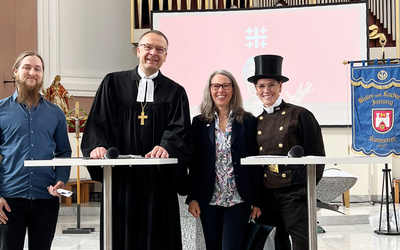 Handwerksgottesdienst während des Evangelischen Kirchentags in Hannover. Bischof Thomas Adomeit (Mitte) im Gespräch mit Schornsteinfegermeisterin Iris Dohmen (rechts), Unternehmerin Iris Lehnert-Finke (2. von rechts) und Elektrotechnikmeister Lars Neumann (links).