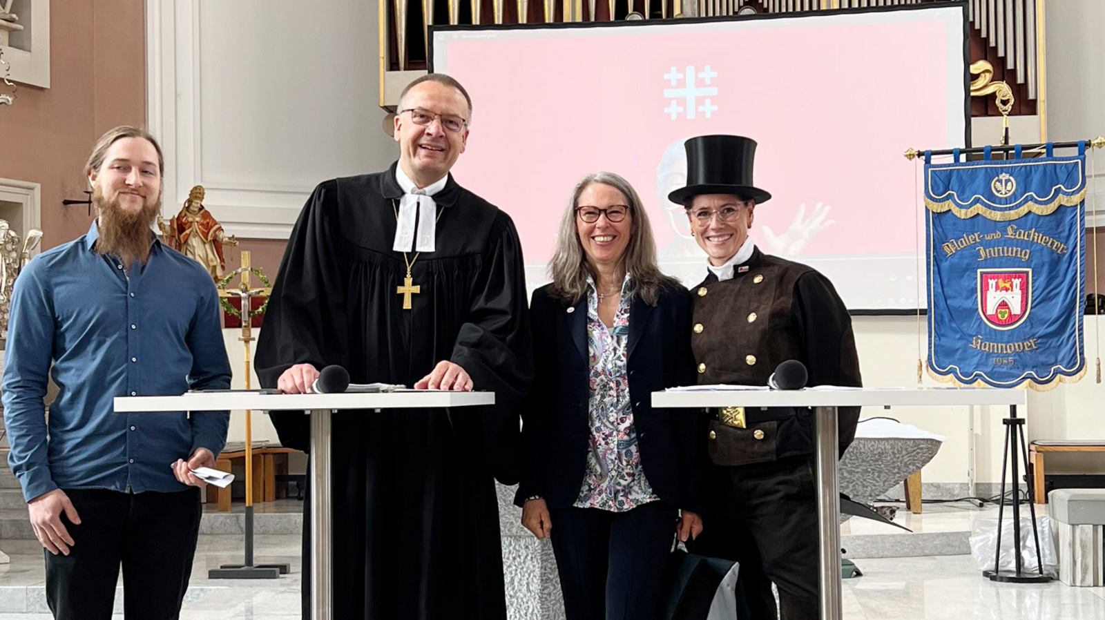 Handwerksgottesdienst während des Evangelischen Kirchentags in Hannover. Bischof Thomas Adomeit (Mitte) im Gespräch mit Schornsteinfegermeisterin Iris Dohmen (rechts), Unternehmerin Iris Lehnert-Finke (2. von rechts) und Elektrotechnikmeister Lars Neumann (links).