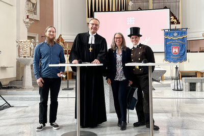 Handwerksgottesdienst während des Evangelischen Kirchentags in Hannover. Bischof Thomas Adomeit (Mitte) im Gespräch mit Schornsteinfegermeisterin Iris Dohmen (rechts), Unternehmerin Iris Lehnert-Finke (2. von rechts) und Elektrotechnikmeister Lars Neumann (links).