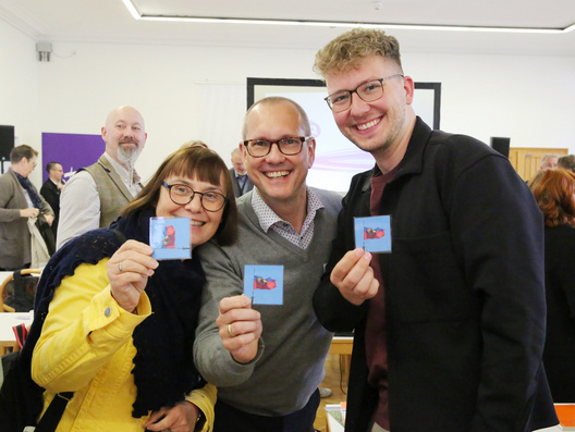 Auf diesem Foto ist die Suche der Synodalen nach Mitgliedern ihrer Gruppe zum Spaziergang zum Jahresthema "Lauter Glauben" zu sehen.