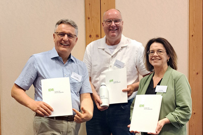 Auszeichnung für herausragende Leistungen im Qualifizierungsprogramm (von links nach rechts): Bernd Janßen, Gerrit Schwarting und Ina Kerber
