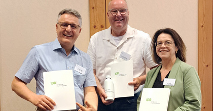 Auszeichnung für herausragende Leistungen im Qualifizierungsprogramm (von links nach rechts): Bernd Janßen, Gerrit Schwarting und Ina Kerber