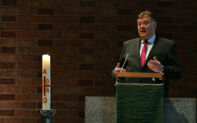 Der Vizepräsident des Niedersächsischen Landtags, Jens Nacke (CDU), hat in einem Gottesdienst an die Bedeutung des Grundgesetzes für das Zusammenleben der Menschen erinnert.