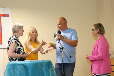 Als Geschenk der Gesamtkirchengemeinde Eversten überreichte Pfarrerin Dörte Kramer (2. von links) einen Gutschein für eine neue Tischtennisplatte.