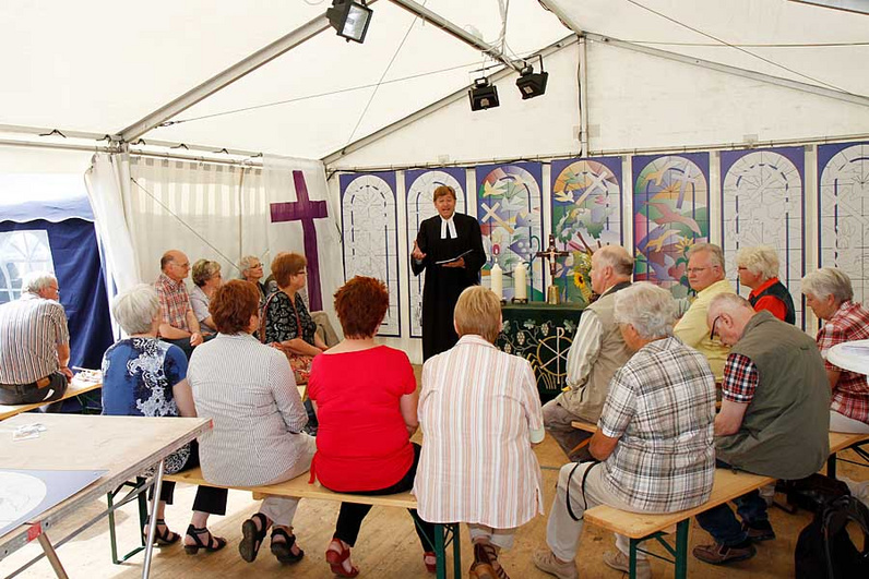 Gut besucht war das Kirchenzelt während der Andacht mit Pastor Dietrich Jaedicke am Freitagmittag.<br>