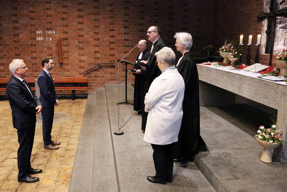 Amtseinführung (von li. nach re.): Kirchenverwaltungsdirektor Udo Heinen und Sebastian Groß wurden im Gottesdienst von Oberkirchenrat Detlef Mucks-Büker, Bischof Thomas Adomeit, Oberkirchenrätin Gudrun Mawick und Synodenpräsidentin Sabine Blütchen in ihr Amt eingeführt.