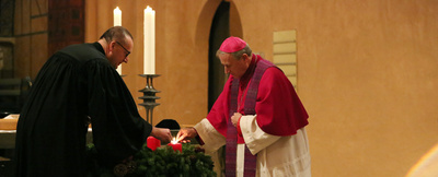 Bischof Thomas Adomeit (links) und Weihbischof Wilfried Theising entzünden gemeinsam den Adventskranz in der evangelischen Alexanderkirche in Wildeshausen. Foto: ELKiO/D.-M. Grötzsch