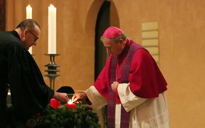 Bischof Thomas Adomeit (links) und Weihbischof Wilfried Theising entzünden gemeinsam den Adventskranz in der evangelischen Alexanderkirche in Wildeshausen. Foto: ELKiO/D.-M. Grötzsch