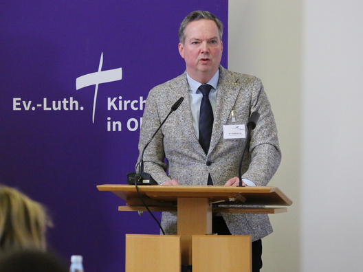 Dr. Friedrich Ley steht am Rednerpult.