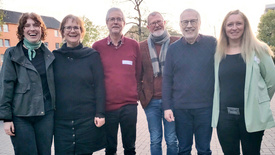Gruppenbild der Organisator*innen vom „Tisch der Religionen im Oldenburger Land“ (von links nach rechts): Frederike Bischoff, Sarah-Christin Siebert, Pfarrer i.R. Olaf Grobleben, Heinrich Siefer, Günter Kannen, Stefanie Röhll