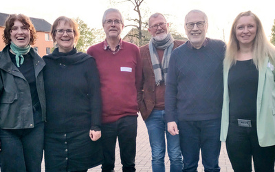 Gruppenbild der Organisator*innen vom „Tisch der Religionen im Oldenburger Land“ (von links nach rechts): Frederike Bischoff, Sarah-Christin Siebert, Pfarrer i.R. Olaf Grobleben, Heinrich Siefer, Günter Kannen, Stefanie Röhll