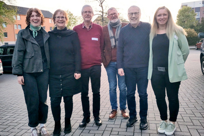 Gruppenbild der Organisator*innen vom „Tisch der Religionen im Oldenburger Land“ (von links nach rechts): Frederike Bischoff, Sarah-Christin Siebert, Pfarrer i.R. Olaf Grobleben, Heinrich Siefer, Günter Kannen, Stefanie Röhll