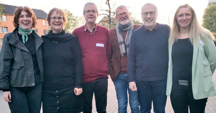 Gruppenbild der Organisator*innen vom „Tisch der Religionen im Oldenburger Land“ (von links nach rechts): Frederike Bischoff, Sarah-Christin Siebert, Pfarrer i.R. Olaf Grobleben, Heinrich Siefer, Günter Kannen, Stefanie Röhll