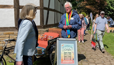 Draußen an der Kirche wurden unter der Fragestellung „Wie schmeckt dein Glaube?“ verschiedene Süßigkeiten bereitgehalten.