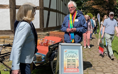Draußen an der Kirche wurden unter der Fragestellung „Wie schmeckt dein Glaube?“ verschiedene Süßigkeiten bereitgehalten.