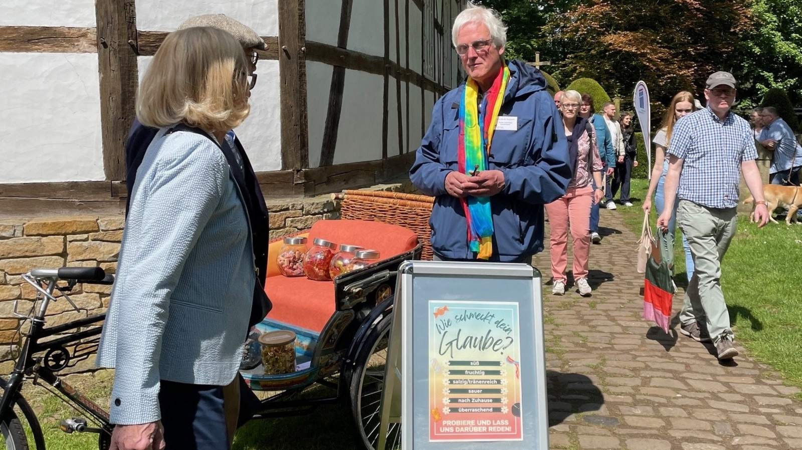 Draußen an der Kirche wurden unter der Fragestellung „Wie schmeckt dein Glaube?“ verschiedene Süßigkeiten bereitgehalten.