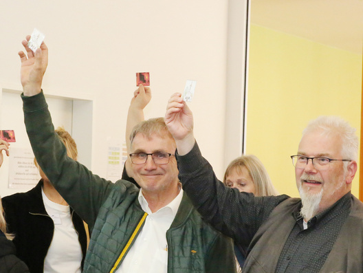 Auf diesem Foto ist die Suche der Synodalen nach Mitgliedern ihrer Gruppe zum Spaziergang zum Jahresthema "Lauter Glauben" zu sehen.