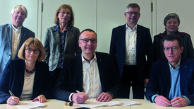 Leitende Geistliche aus den fünf evangelischen Kirchen in Niedersachsen haben im Januar den neuen Vertrag über die Zusammenarbeit der Kirchen in den kommenden Jahren unterschrieben: Landesbischof Dr. Karl-Hinrich Manzke, Kirchenpräsidentin Dr. Susanne Bei der Wieden, Oberlandeskirchenrätin Andrea Radtke, Ratsvorsitzender Bischof Thomas Adomeit, Landesbischof Dr. Christoph Meyns, Oberlandeskirchenrätin Dr. Kerstin Gäfgen-Track, Vizepräsident Dr. Ralph Charbonnier (von links nach rechts). 