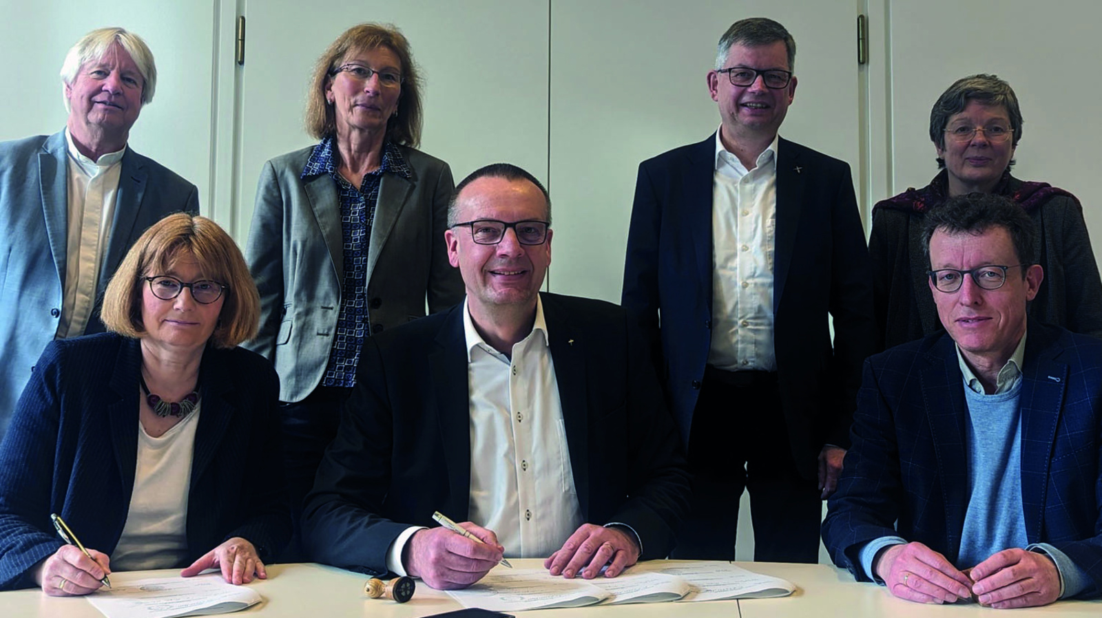 Leitende Geistliche aus den fünf evangelischen Kirchen in Niedersachsen haben im Januar den neuen Vertrag über die Zusammenarbeit der Kirchen in den kommenden Jahren unterschrieben: Landesbischof Dr. Karl-Hinrich Manzke, Kirchenpräsidentin Dr. Susanne Bei der Wieden, Oberlandeskirchenrätin Andrea Radtke, Ratsvorsitzender Bischof Thomas Adomeit, Landesbischof Dr. Christoph Meyns, Oberlandeskirchenrätin Dr. Kerstin Gäfgen-Track, Vizepräsident Dr. Ralph Charbonnier (von links nach rechts). 