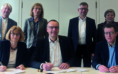 Leitende Geistliche aus den fünf evangelischen Kirchen in Niedersachsen haben im Januar den neuen Vertrag über die Zusammenarbeit der Kirchen in den kommenden Jahren unterschrieben: Landesbischof Dr. Karl-Hinrich Manzke, Kirchenpräsidentin Dr. Susanne Bei der Wieden, Oberlandeskirchenrätin Andrea Radtke, Ratsvorsitzender Bischof Thomas Adomeit, Landesbischof Dr. Christoph Meyns, Oberlandeskirchenrätin Dr. Kerstin Gäfgen-Track, Vizepräsident Dr. Ralph Charbonnier (von links nach rechts).