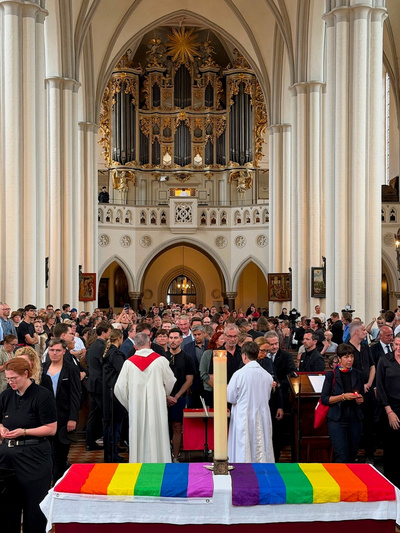 Zu sehen ist die Andacht am Sonntagnachmittag, in der viele Menschen der Opfer des mutmaßlich islamistischen Anschlags im Umfeld des CSD vom Samstagabend gedachten.