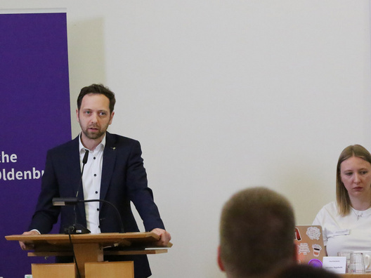 Auf diesem Bild sieht man Oberkirchenrat Sebastian Groß führte bei der Einführung in den Bericht „Zwischenbericht zum Projekt Zukunftsfähigkeit der Ev.-Luth. Kirche in Oldenburg“.