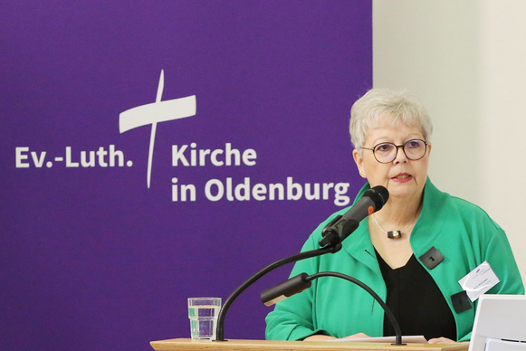 Synodenpräsidentin Sabine Blütchen stellte den Bericht aus dem Gemeinsamen Kirchenausschuss ein. 
