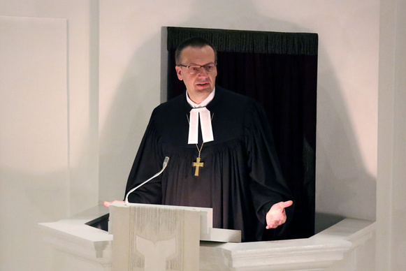 Bischof Thomas Adomeit sagte im Gottesdienst, dass „eine vom Geist Gottes ermutigte Kirche in Oldenburg spirituell und entschieden, frei, furchtlos und ökumenisch sein“ werde.