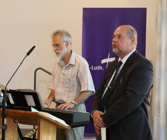 Musikalisch begleitet wurde die Andacht vom Synodalen Gebhard von Hirschhausen, Kreiskantor des Kirchenkreises Wesermarsch. Alle Fotos: D.-M. Grötzsch