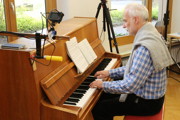 Der Synodale Kreiskantor Gebhard von Hirschhausen begleitete die Andacht musikalisch. Alle Fotos: ELKiO/D-M. Grötzsch