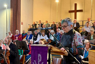 Landeskirchenmusikdirektorin Beate Besser verlieh von Hirschhausen aufgrund seiner hervorragenden und vielseitigen kirchenmusikalischen Verdienste eine entsprechende Urkunde.