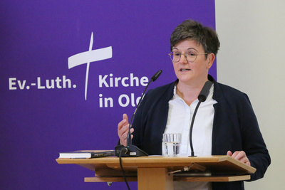 Nancy Janz, Sprecherin der Betroffenenvertretung im Beteiligungsforum Sexualisierte Gewalt in der Evangelischen Kirche in Deutschland (EKD), spricht über ihre ganz persönlichen Missbrauchserfahrungen.