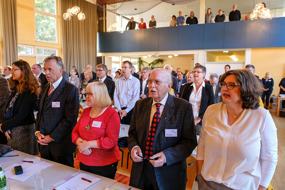 Das Plenum der Synode gratuliert mit einem Geburtstagsständchen.