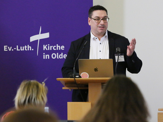 Lucas Söker steht am Rednerpult.