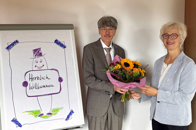 Zu sehen ist der Diplom-Verwaltungswirt Carsten Wydora (Mitte), der am 1. Oktober die Leitung der Gemeinsamen Kirchenverwaltung (GKV) übernommen hat. Er wurde herzlich von Oberkirchenrätin Gudrun Mawick (links im Bild) begrüßt.