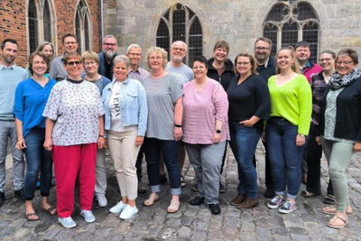 Ausbildungskurs zu Predigtlektor*innen mit Teilnehmenden aus der oldenburgischen sowie dem Sprengel Ostfriesland/Ems sowie den drei Referent*innen.