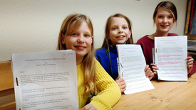 Drei Mädchen aus der Kirchengemeinde Ganderkesee haben in diesem Jahr ein eigenes Krippenspiel geschrieben (von links nach rechts): Joline, Aurelia und Katharina im Timotheus-Haus, wo das Krippenspiel geschrieben wurde.