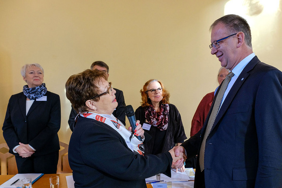 Synodalpräsidentin Sabine Blütchen gratuliert Propst Dr. Johann Schneider zum heutigen Geburtstag