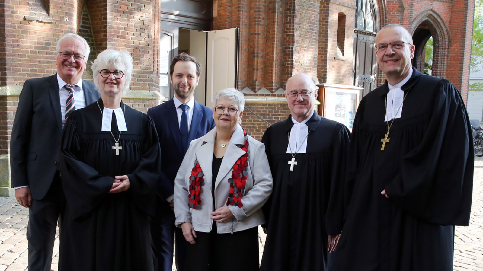 Verabschiedung von Oberkirchenrat Detlef Mucks-Büker in den Ruhestand (von rechts nach links): Bischof Thomas Adomeit, Oberkirchenrat Detlef Mucks-Büker, Synodenpräsidentin Sabine Blütchen, Oberkirchenrat Sebastian Groß, Oberkirchenrätin Gudrun Mawick und Oberkirchenrat Udo Heinen.