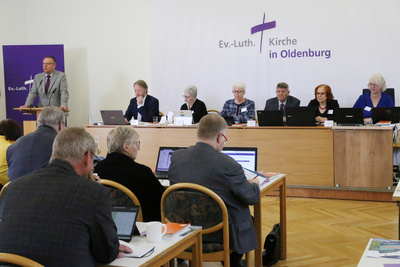Zu sehen ist Bischof Thomas Adomeit, der den Bericht aus dem Gemeinsamen Kirchenausschuss (GKA) vorstellt.
