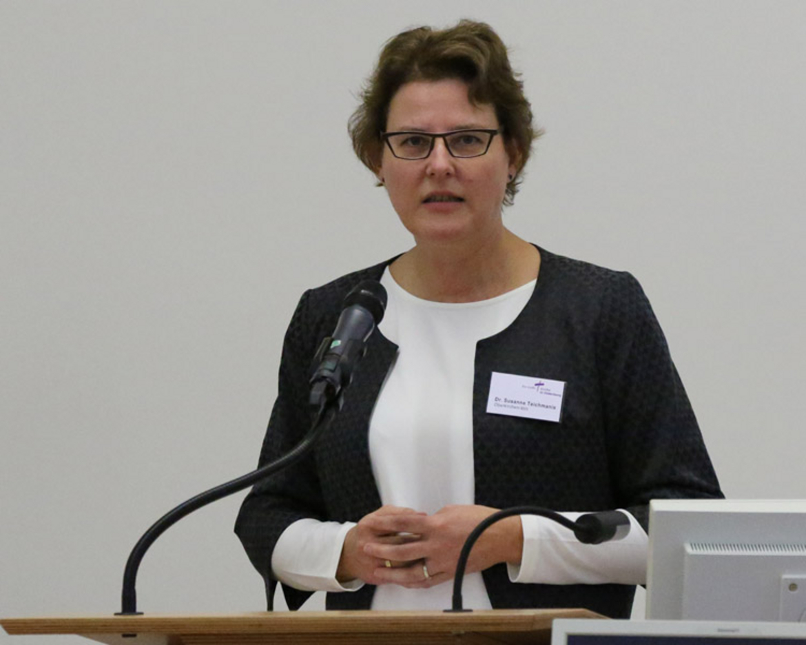 Oberkirchenrätin Dr. Susanne Teichmanis stellte als Leiterin des Dezernats für Recht und Finanzen  der Synode den Haushaltsentwurf für das Jahr 2017 vor.