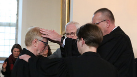 Entpflichtung und Segen (von links nach rechts): Kreispfarrer Bertram Althausen; Dr. Detlef Lauhöfer, ehemaliger Vorsitzender der Kreissynode; Pfarrerin Birte Wielage, Nachfolgerin im Kreispfarramt; und Bischof Thomas Adomeit.