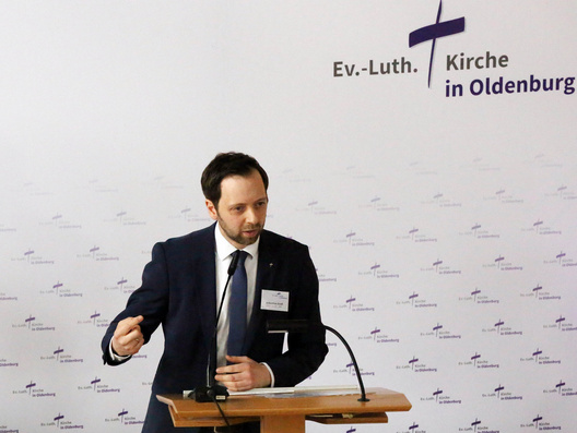 Oberkirchenrat Sebastian Groß stand am Rednerpult.