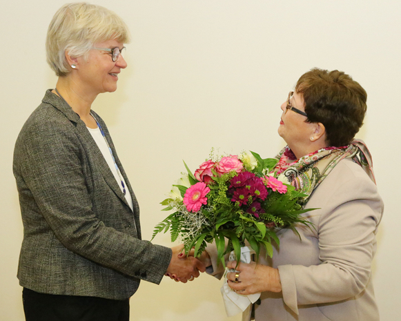 Synodenpräsidentin Sabine Blütchen gratulierte Pfarrerin Grudrun Mawick zur Wahl.