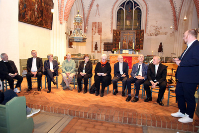 Podiumsgespräch zum Thema: „Christliches Handeln in Westerstede“ mit (von links nach rechts): Pfarrer Michael Kühn (Westerstede), Bischof Thomas Adomeit, Anke Zander (Baptisten) berichtete vom Friedensgebet, Ellen Penning (Baptisten) stellte das Projekt Ostergarten vor, Renate Hinderks (Ambulanter Hospizdienst), Gabriele Oberreuter (Eine-Welt-Laden Äquator), Christoph Kronabel (röm.-kath.) berichtete über die Friedensgebete, Heinrich Frers (Methodisten) und Weihbischof Wilfried Theising. Jörg Stübig (rechts), Pastor der Evangelisch-Freikirchlichen Gemeinde (Baptisten), moderierte das Podiumsgespräch.