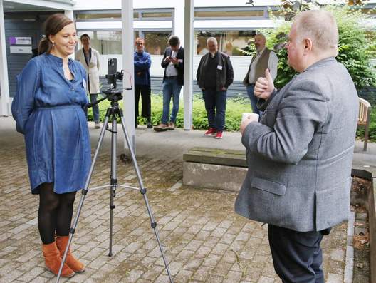 Dieses Bild zeigt wie Social Media-Managerin Luise Pahl ein Statement von dem Synodalen Pfarrer Dr. Oliver Dürr im Workshop „Mein Statement – gemeinsam stark auf Instagram“ aufnimmt.