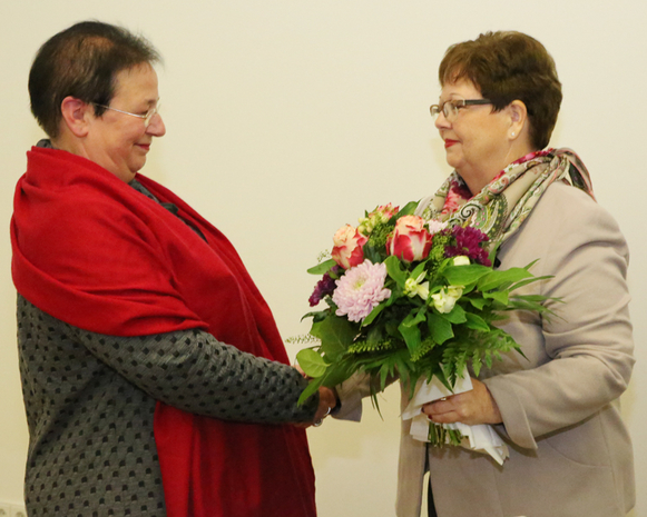 Synodenpräsidentin Sabine Blütchen dankte  Oberkirchenrätin Annette-Christine Lenk für ihre Kandidatur.