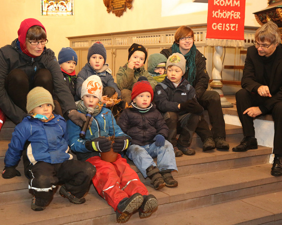 Die Buche sei ein Zeichen für das Leben und für Frieden, so die Kinder aus der Gruppe "Waldis" in kleinen Wortmeldungen zu Beginn des Gottesdienstes.