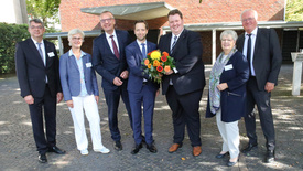 Die Synodalen der oldenburgischen Kirche haben neue Oberkirchenräte für die Bereiche Recht sowie Finanzen gewählt (von links nach rechts): Oberkirchenrat Lars Dede, Oberkirchenrätin Gudrun Mawick, Bischof Thomas Adomeit, Oberkirchenrat Sebastian Groß, Oberkirchenrat Hauke Smoor, Synodenpräsidentin Sabine Blütchen und Oberkirchenrat Udo Heinen.